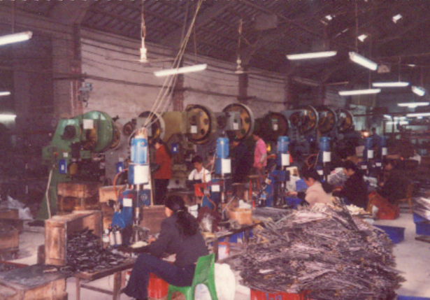 1990年-開(kāi)始創(chuàng)業(yè)，經(jīng)營(yíng)門(mén)窗五金件